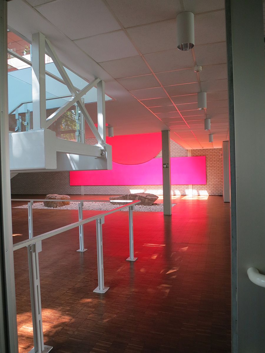 Gerundetes Rot im Foyer der Stadthalle, Bottrop